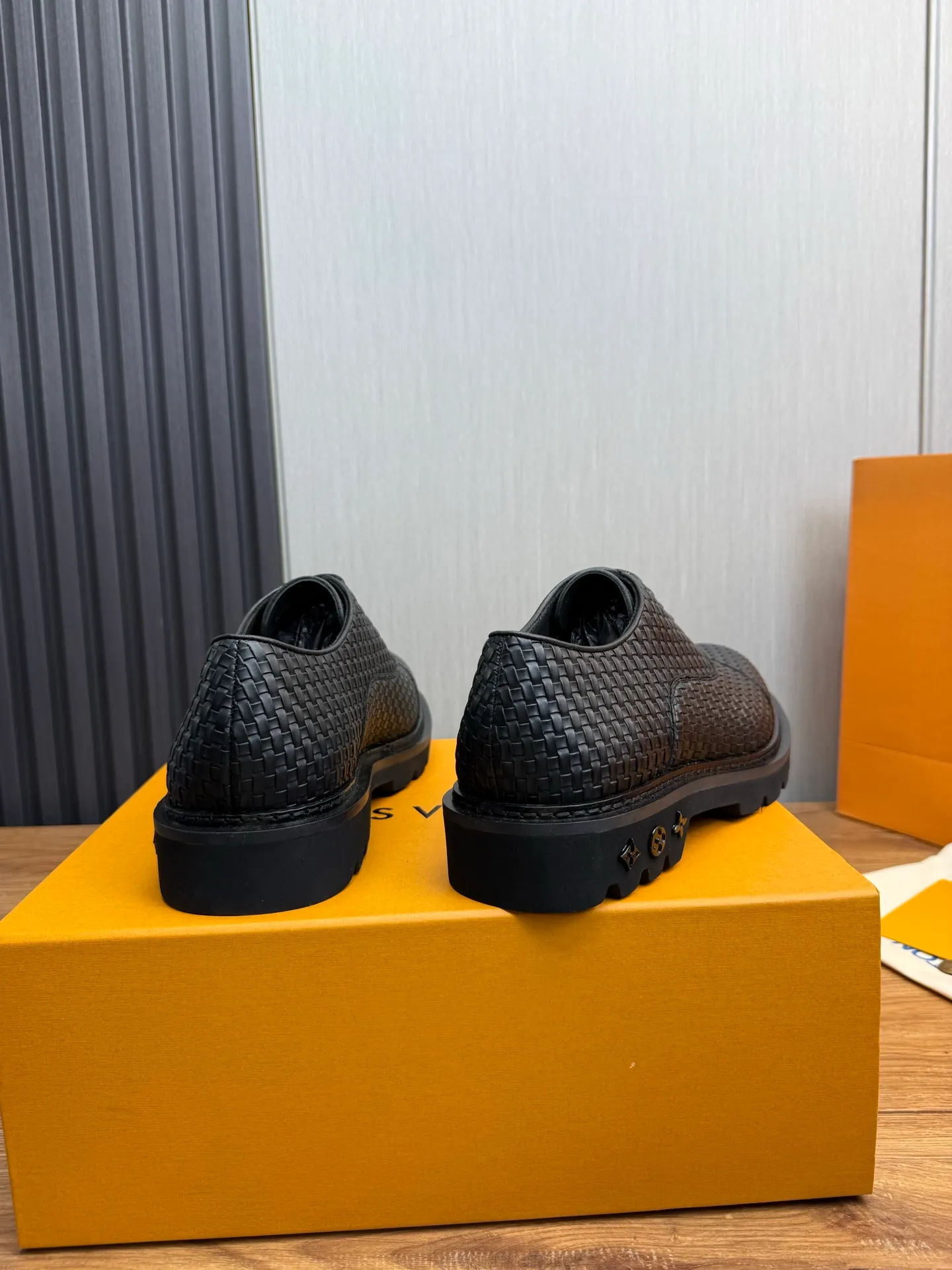 Men's shoes 💰900💰 LV. Men's casual lace-up leather shoes, the latest hot style 🔥 1:1 original purchase quality, top quality goods ⬆️The upper is imported open-edge beaded cowhide, cowhide, and cow suede. The hand-made three-dimensional stitching highlights the round toe design. The inner foot pads are all imported cowhide, with the original wear-resistant foam outsole, matching code 39-44, (38, 45 custom-made, non-refundable)